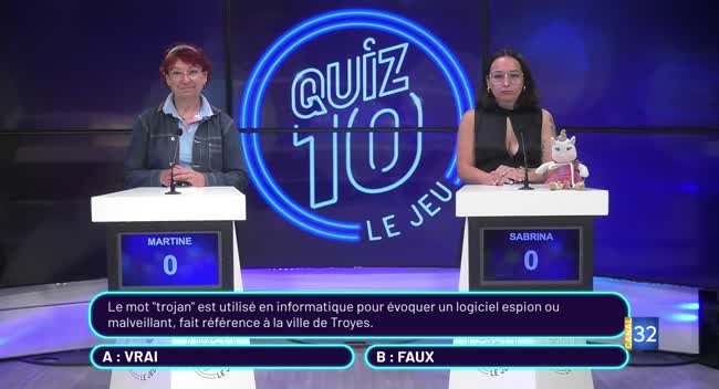 Deux candidates face à face sur le plateau du jeu Quiz 10 avec le logo lumineux en arrière-plan