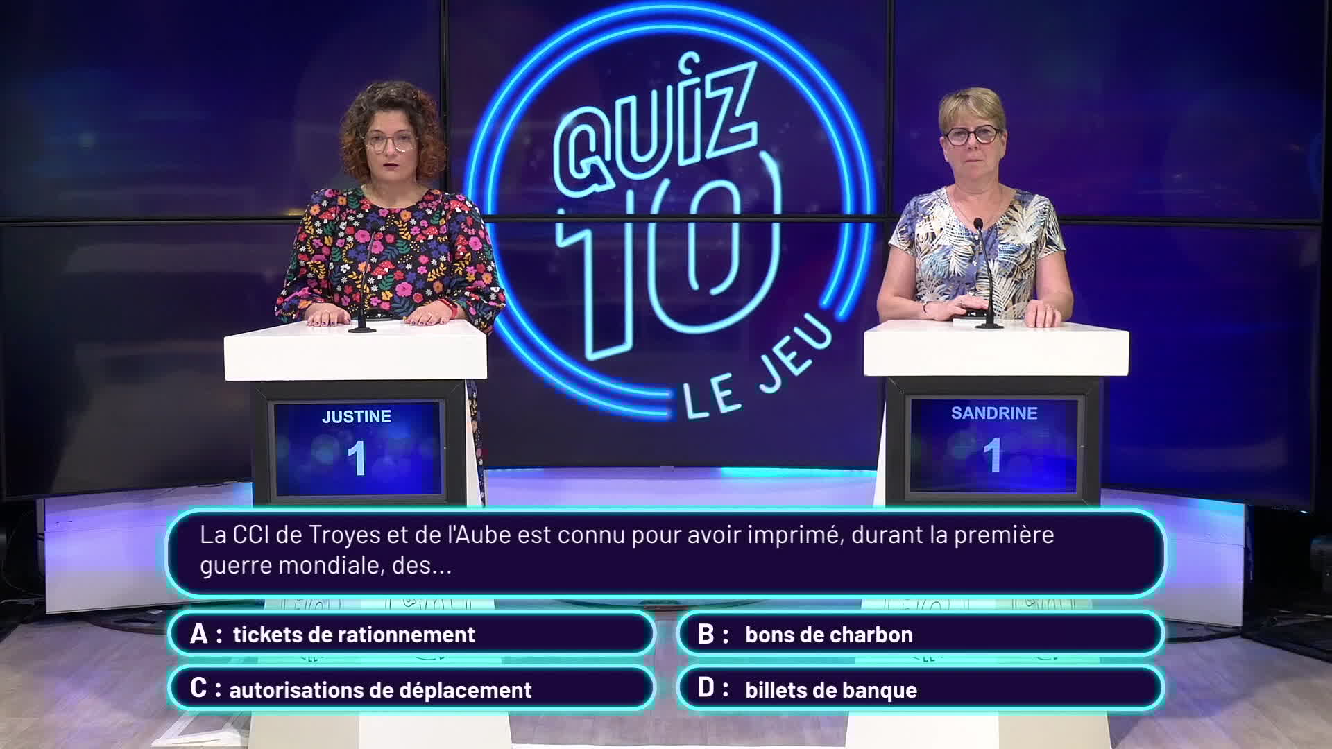 Deux candidates face à face sur le plateau du jeu Quiz 10 avec le logo lumineux en arrière-plan