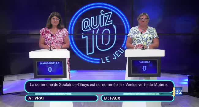 Deux candidates face à face sur le plateau du jeu Quiz 10 avec le logo lumineux en arrière-plan