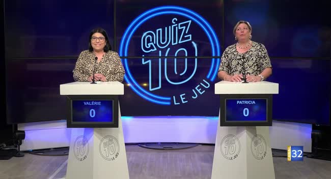 Deux candidates sur le plateau du jeu Quiz 10 avec le logo lumineux en arrière-plan