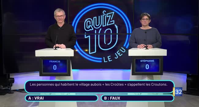 Deux candidats debout face à leurs pupitres sur le plateau du jeu Quiz 10