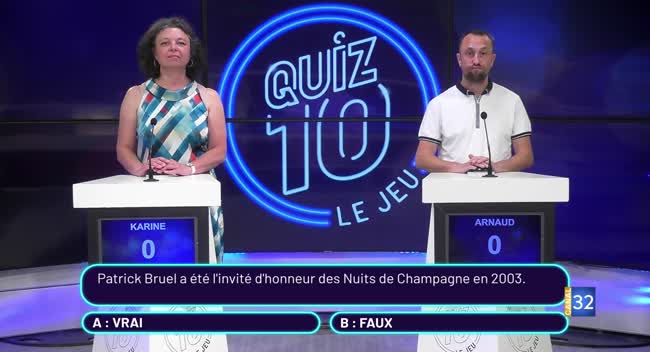 Deux candidats debout sur le plateau du jeu Quiz 10 avec le logo lumineux en arrière-plan