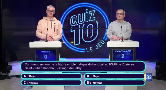Deux candidats debout sur le plateau du jeu Quiz 10 avec le logo lumineux en arrière-plan