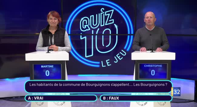 Deux candidats face à face sur le plateau du jeu Quiz 10 avec le logo lumineux en arrière-plan