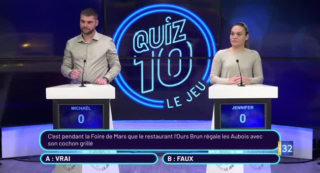 Deux candidats face à face sur le plateau du jeu Quiz 10 avec le logo lumineux en arrière-plan