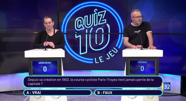 Deux candidats face à face sur le plateau du jeu Quiz 10 avec le logo lumineux en arrière-plan