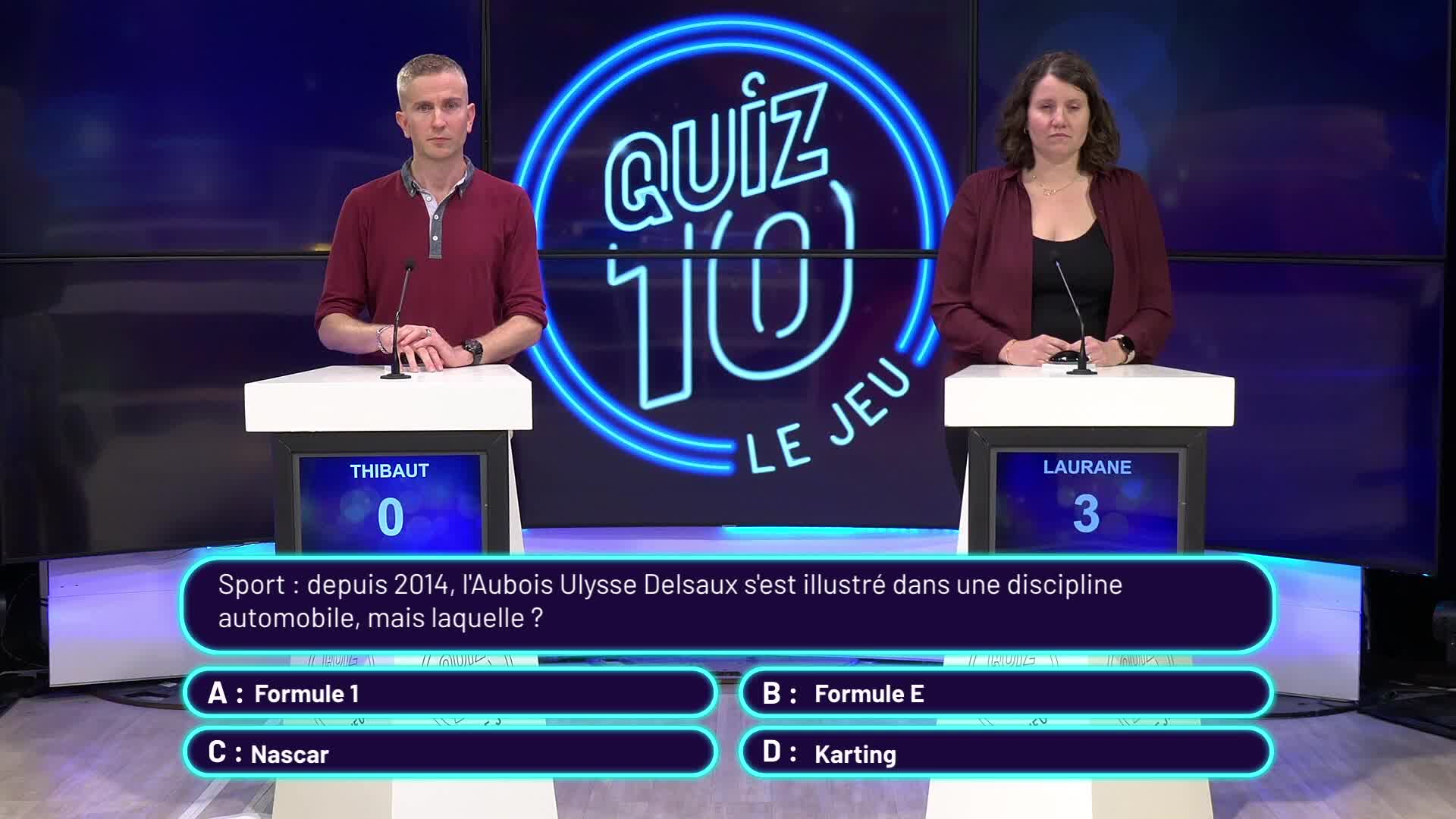 Deux candidats face à face sur le plateau du jeu Quiz 10 avec le logo lumineux en arrière-plan