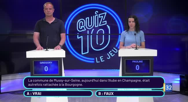 Deux candidats face à face sur le plateau du jeu Quiz 10 avec le logo lumineux en arrière-plan