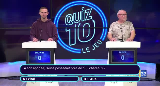 Deux candidats face à leurs pupitres sur le plateau du jeu Quiz 10 avec le logo lumineux en arrière-plan
