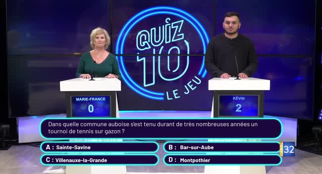 Deux candidats sur le plateau du jeu Quiz 10 avec le logo lumineux en arrière-plan