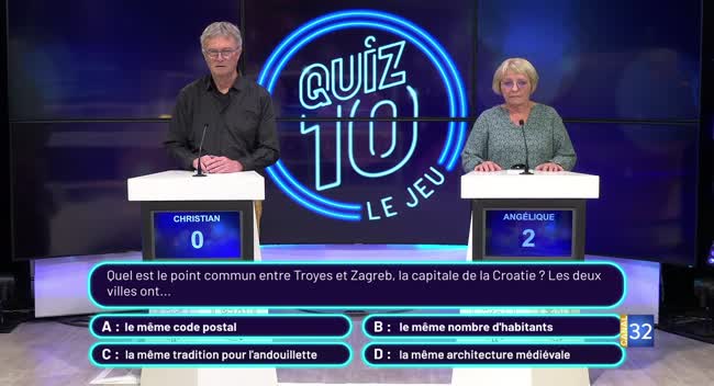 Deux candidats sur le plateau du jeu Quiz 10 avec le logo lumineux en arrière-plan