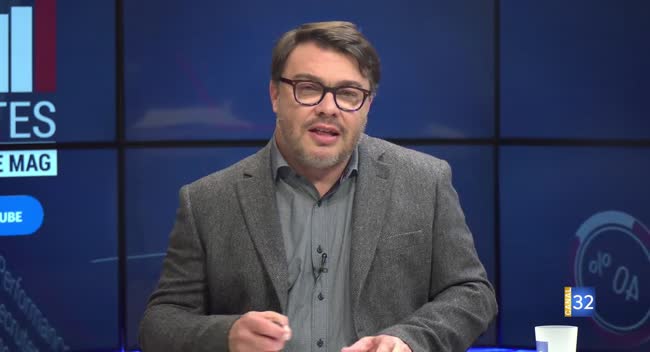 Deux hommes discutent sur le plateau de Réussites le mag avec un fond d'écran bleu et graphiques économiques