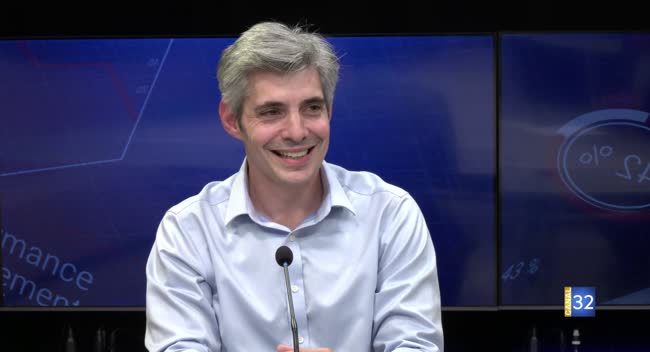 Fabrice Schlosser souriant en plateau de l'émission Réussites le mag