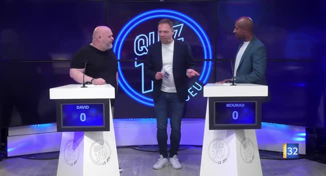 Façades anciennes à colombages dans une rue pavée de Troyes en Champagne