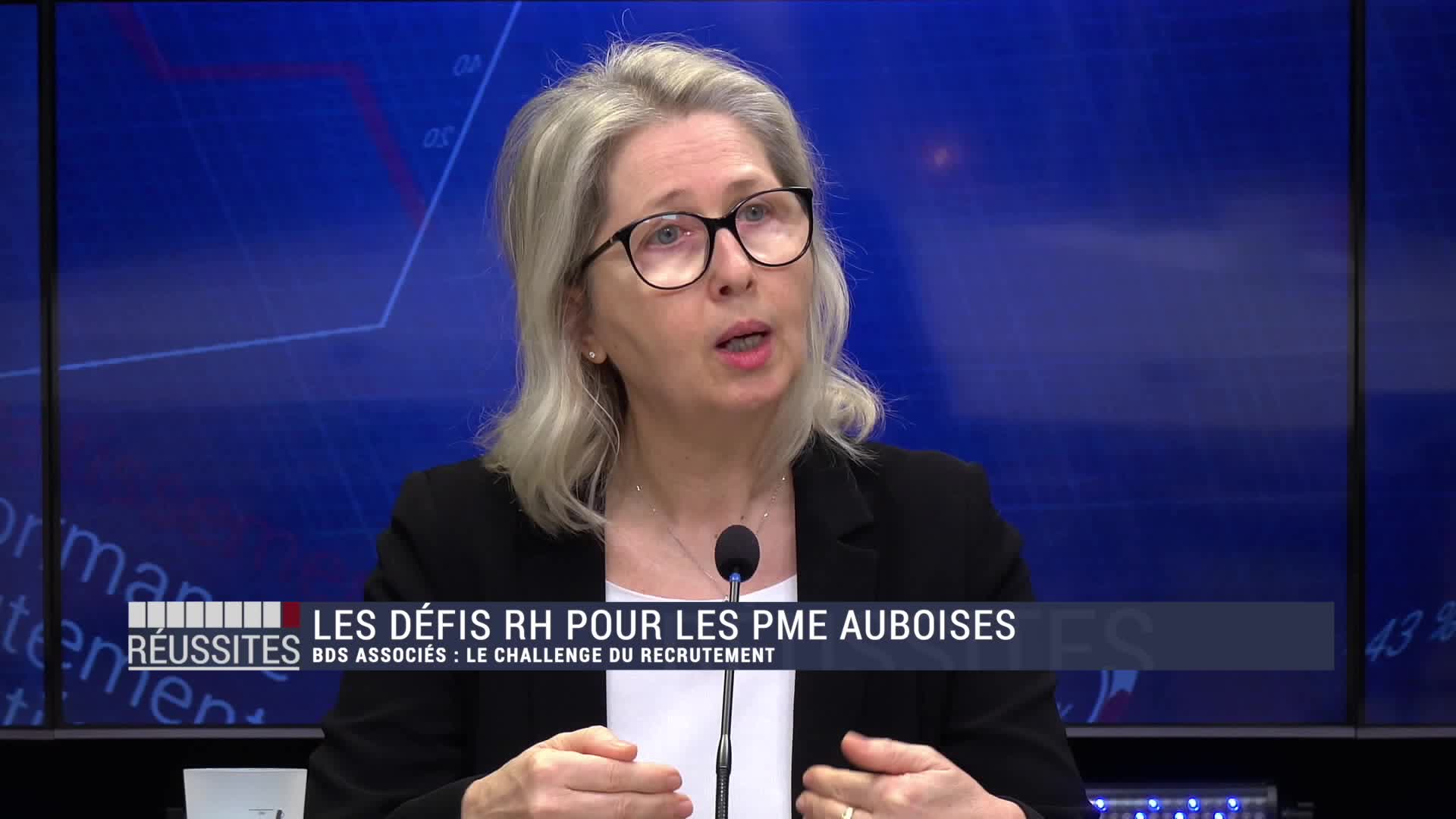 Femme intervenante en plateau lors de l'émission Réussites le mag sur les défis RH des PME auboises