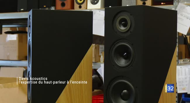 Mains manipulant un haut-parleur dans un atelier de fabrication à Troyes