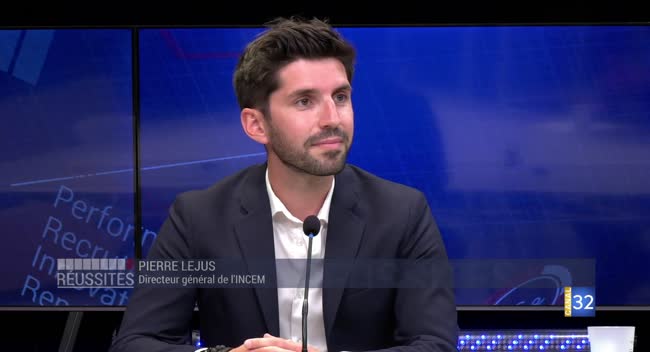 Pierre Lejus assis au micro sur le plateau de Réussites le mag à Troyes