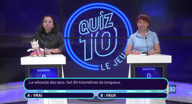 Plateau de l'émission Quiz 10 avec l'animateur et une invitée souriante