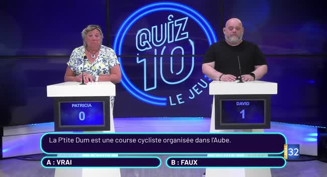 Plateau du jeu Quiz 10 avec deux candidats et l'animateur en studio à Troyes